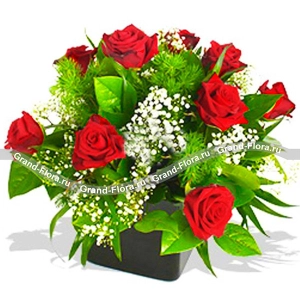 Композиция на оазисе из роз и гипсофилы Композиция на оазисе из роз и гипсофилы